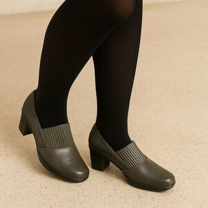 Clarks Bendables Gray Wide Heel Leather Slip On Shoes Sz 10W EUC